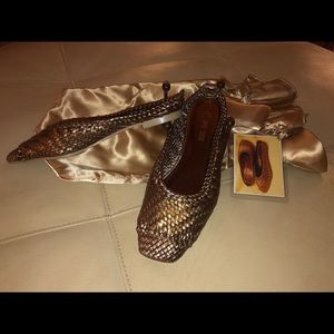 Bronze/gold leather slides ....meow! 🥂